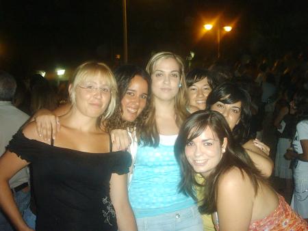 MIS AMIGAS Y YO VIENDO LOS FUEGOS ARTIFICIALES